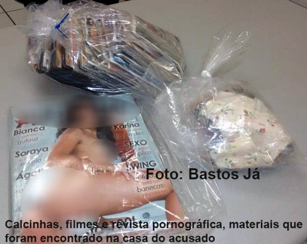 Em buscas na casa do acusado, policiais encontram filmes pornográficos e uma calcinha, aparentando ser de criança (Foto: Bastos Já)
