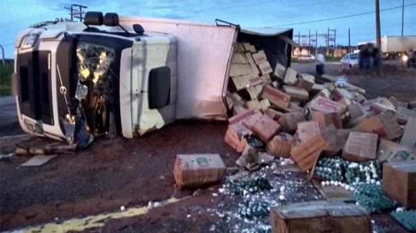 Caminhão baú tombou e parte da carga se esparramou na via pública (Foto: Valdecir Luís).