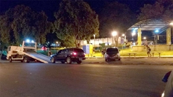 Veículos são recolhidos pela Polícia Militar, em Bastos (Foto cedida por Valdecir Luís. Reprodução: Bastos Já).