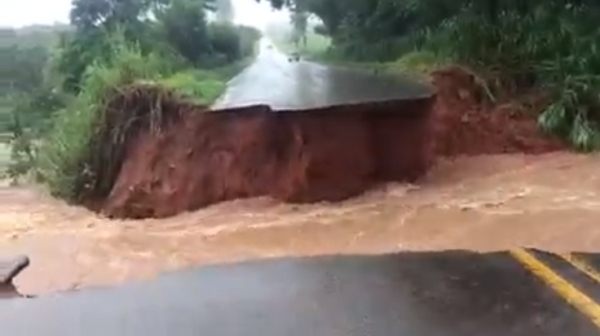 Trecho obstruído da vicinal Bastos à SP-425 (Reprodução).
