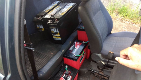 Baterias das torres de telefonia foram encontradas no interior do carro dos assaltantes (Foto: Cedida PM).