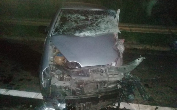 Batida frontal envolveu carro e caminhonete na SP-284, em Martinópolis (Fotos: Cedidas/PM Rodoviária).