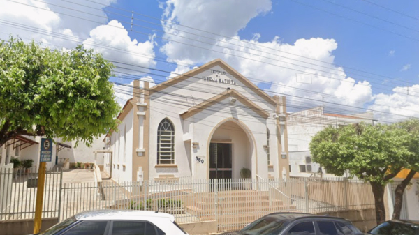 Templo da Primeira Igreja Batista de Adamantina (Google Street View).