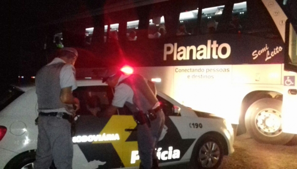 Prisão de foragido se deu durante fiscalização em ônibus de passageiro, realizada pela PolÃcia Rodoviária de Adamantina na SP-425, em Parapuã (Foto: Cedida/PolÃcia Rodoviária).