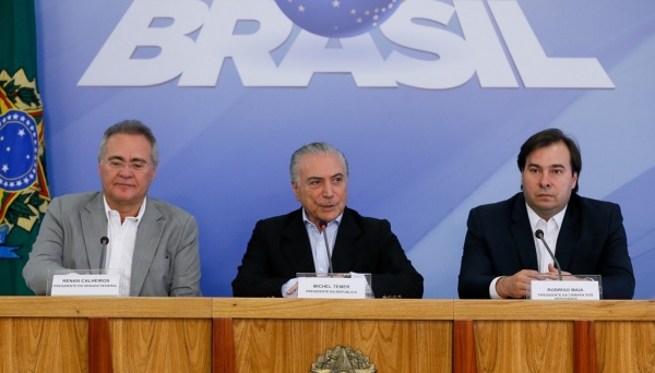Presidente Michel Temer o Presidente do Senado Federal Renan Calheiros, o Presidente da Câmara dos Deputados, Deputado Rodrigo Maia, durante coletiva de imprensa no Palácio do Planalto (Foto: Beto Barata/PR).