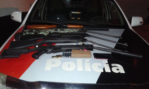 Armas de pressão apreendias pela equipe da Força Tática da PM (Foto: Rádio Metrópole FM / Portal Metrópole / Cristiano Nascimento).