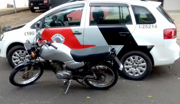 Moto furtada em dezembro foi recuperada neste domingo pela Polícia Militar de Adamantina (Foto: Polícia Militar/Cedida).