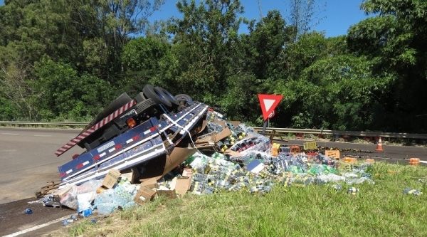 Caminhão tombou em manobra na rotatória, na SP-294, em Dracena (Fotos: Jorge Zanoni).