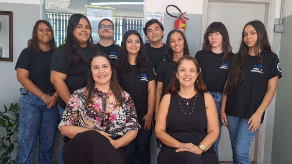 Estudantes participantes do BEEM e representantes da Escola (Reproducao).