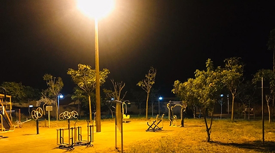 Secretaria de Planejamento promoveu a instalação de iluminação no parquinho infantil e na academia ao ar livre no Jardim Bela Vista (Foto: Da Assessoria).