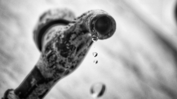 Moradores reclamam de falta de água e situação fica mais crítica em meio à onda de calor (Imagem ilustrativa: Bhavya Lakhlani/Unsplash).