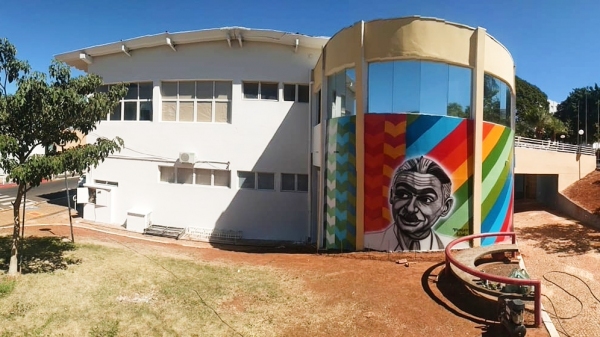 Intervenção no espaço da Biblioteca Municipal é realizada pelo artista visual Marcos VinÃcius (Cedida).