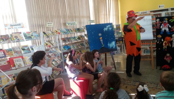 O funcionário João Passarinho realiza atividades de contação de histórias para o público (Foto: Assessoria de Imprensa).