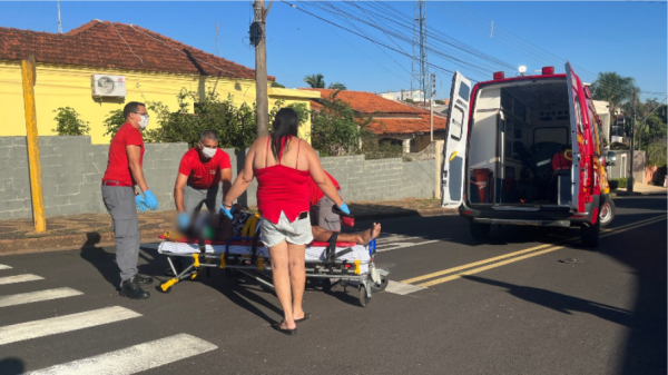 Bombeiros prestam atendimento à vítima, levada ao pronto-socorro da Santa Casa. A pedido da equipe, moradora auxiliou (Siga Mais).