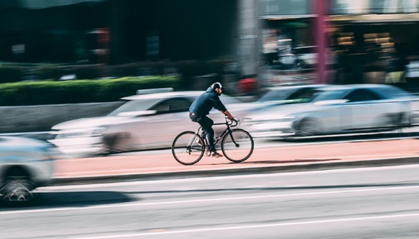 Ciclistas e pedestres poderão ser autuados, com base no Código de Trânsito (Foto: Pixabay).