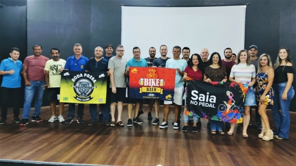 Participantes do ciclismo e representantes municipais em Adamantina (Da Assessoria/PMA).