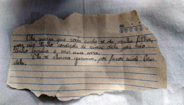 No bilhete deixado com a bebê, suposta mãe pede que cuidem da criança (Imagem: Reprodução).