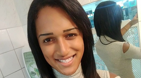 A transexual Nicolle morreu após complicações decorrentes da aplicação de silicone industrial no próprio corpo (Reprodução/Facebook).