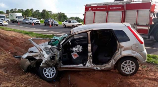 Automóvel Ford Fiesta envolvido no acidente, onde estava a vítima que foi socorrida e morreu no hospital (Fotos: João Mário Trentini/Reprodução Bastos Já).