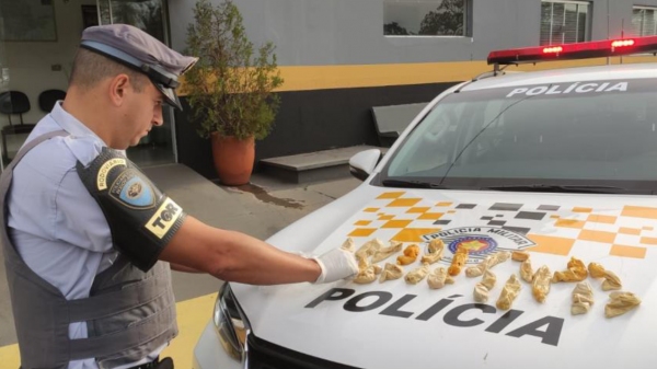 Embalada em preservativos, droga era levada no estômago pelos bolivianos presos (Divulgação).