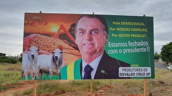 Um dos painéis de publicidade em apoio ao presidente Jair Bolsonaro que a Justiça Eleitoral mandou remover em Osvaldo Cruz (Reprodução).