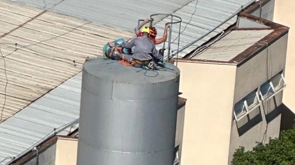Bombeiros atuaram em altura no resgate à vÃtima (Reprodução: G1).