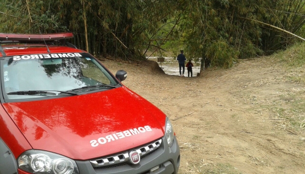 Bombeiros de Adamantina localizam ontem o corpo de rapaz que desapareceu no Rio Aguapeí, na terça-feira (Foto: Facebook).