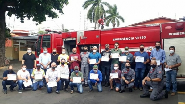 Funcionários, bombeiros e autoridades, na entrega das homenagens (Divulgação).