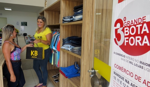 Comércio de Adamantina se prepara para o Bota Fora: empresária Loreda Dias Bassan, da KB Fashion, diz que há uma semana se prepara para a liquidação (Foto: Assessoria de Imprensa).