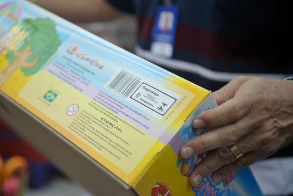 Verificar se o produto tem o selo do Inmetro é um dos cuidados que os pais devem ter ao comprar brinquedos para o Dia da Criança (Foto: Arquivo/Agência Brasil)