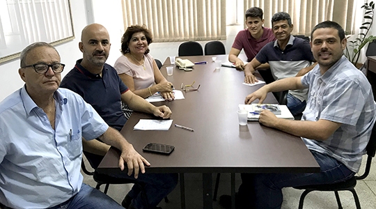 Coordenador do Departamento de Gestão de Resíduos Sólidos da Prefeitura de Adamantina, Bruno Portante com os vereadores Acácio Rocha, Aguinaldo Galvão, Maria de Lourdes Santos Gil, João Davoli e Álcio Ikeda durante reunião sobre a gestão do lixo (Foto: Natacha Dominato).