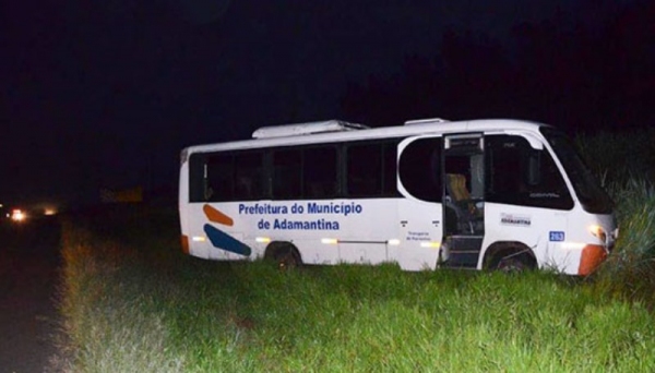 Acidente foi na SP-294, em Iacri, envolvendo ônibus da Prefeitura de Adamantina, com pacientes que seguiam para MarÃlia (Foto: Site Bastos Já).