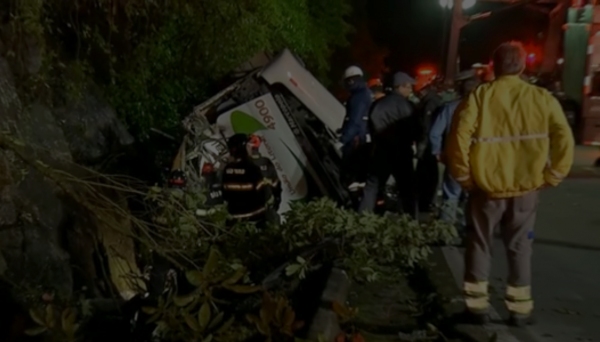 Acidente com ônibus deixa 16 mortos e 18 feridos (Reprodução/TV Globo).
