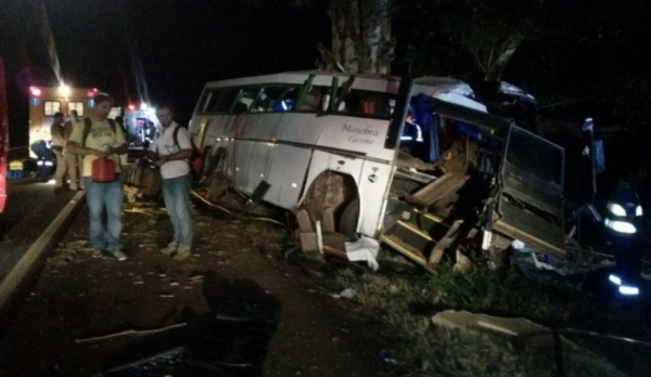 Tragédia matou sacoleiros e assustou sobreviventes, entre eles os que não embarcaram no ônibus e decidiram seguir viagem de carro (Foto: PolÃcia Rodoviária Federal).