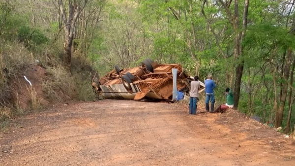 Ônibus ficou imobilizado na estrada, próximo a ribanceira, em região de serra, de Paulópolis (Reprodução).