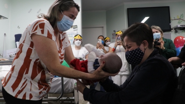 Momento em que a mãe pega o filho no colo, pela primeira vez (Foto: Valéria Garbullio/Assessoria de Imprensa).