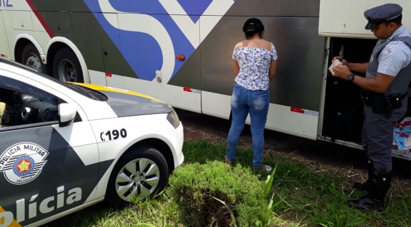 Vendedora de 22 anos foi presa em flagrante, com mais de meio quilo de cocaína junto à sua bagagem (Foto: Cedida/PM Rodoviária).