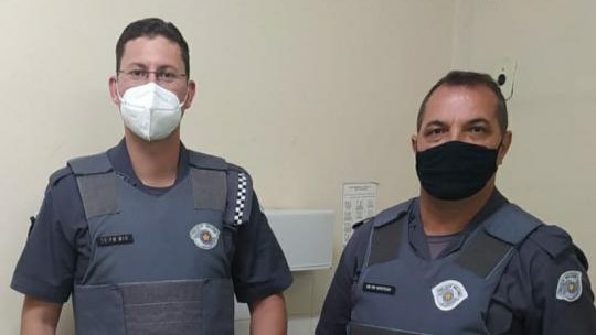 Policiais militares soldado Miro e cabo Monteiro que atuaram no socorro imediato à criança (Reprodução/OCNET).