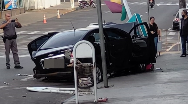 VeÃculo Chevrolet Sonic, que era conduzido pelo motorista causador do acidente (Reprodução: Site Jorge Zanoni).