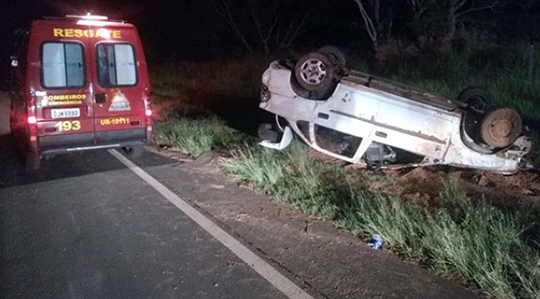 Capotamento deixou passageiro do carro ferido, na SP-294 (Foto: João Mário Trentini).