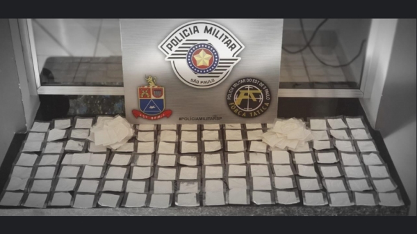 Os 185 saches de cocaína encontrados com o casal na fiscalização da Força Tática a ônibus rodoviário, em Adamantina (Divulgação/PM).