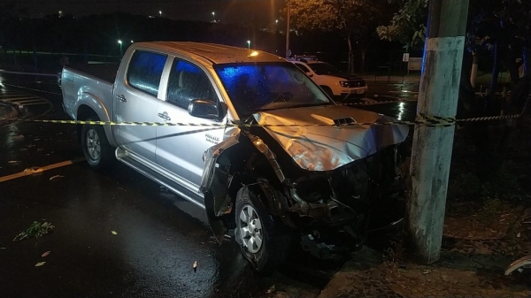 No final do trajeto, após atingir lanchonete, caminhonete bateu em um poste (Foto: Jefferson Souza/ EPTV).
