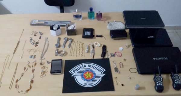 Objetos furtados foram recuperados pela Polícia Militar, e assaltantes presos em flagrante (Foto: Cedida/PM).
