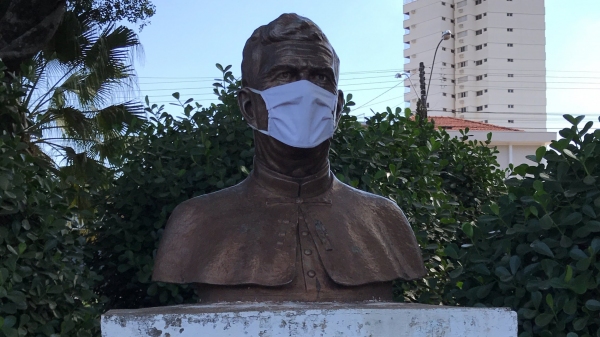 Casos da Covid-19 tem rápida alta nos últimos dias, em Adamantina. Na praça José Costa (Jardim da Estação), busto do Cônego João Baptista de Aquino recebeu máscara (Foto: Siga Mais).