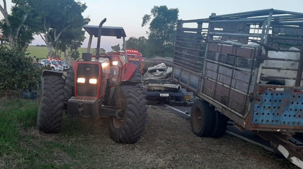 Choque entre camionete e trator deixou uma vítima fatal (Reprodução/Adamantinanet).