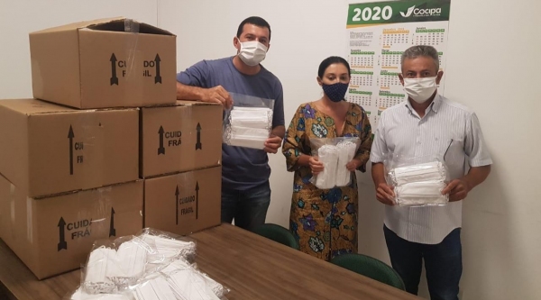 Sandra Baumgartner entrega doações ao prefeito de Inúbia Paulista (Divulgação).