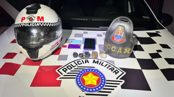 Droga, aparelho celular e outros objetos apreendidos (Cedida/PM).