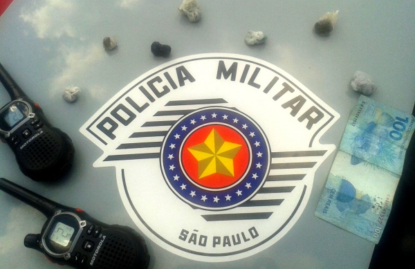 Droga, radiocomunicadores e dinheiros, apreendidos pela Polícia Militar com o rapaz e o adolescente, na tarde de hoje, no Jardim Adamantina (Foto: Polícia Militar/Cedida).