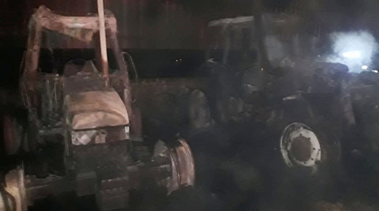 Tratores ficaram destruídos no incêndio a barracão de fazenda, em Martinópolis (Foto: Comdec).