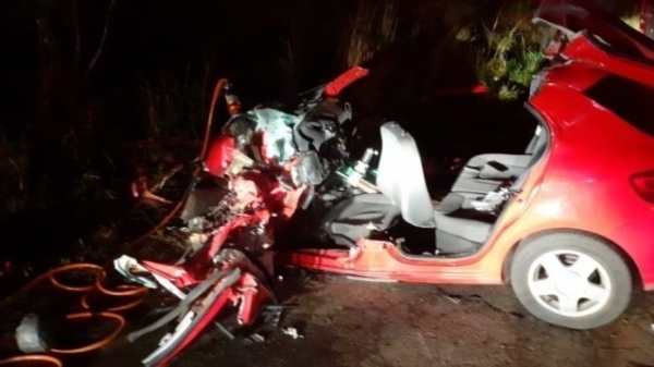 Condutor do automóvel Gol ficou preso às ferragens. No total, acidente fez seis feridos (Reprodução:  Guia Online Parapuã).